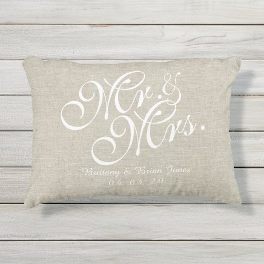 Beige White Linen Mr. und Mrs. Wedding Pillow Kissen Für Draußen (Vorderseite)