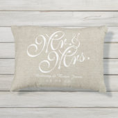 Beige White Linen Mr. und Mrs. Wedding Pillow Kissen Für Draußen (Rückseite)