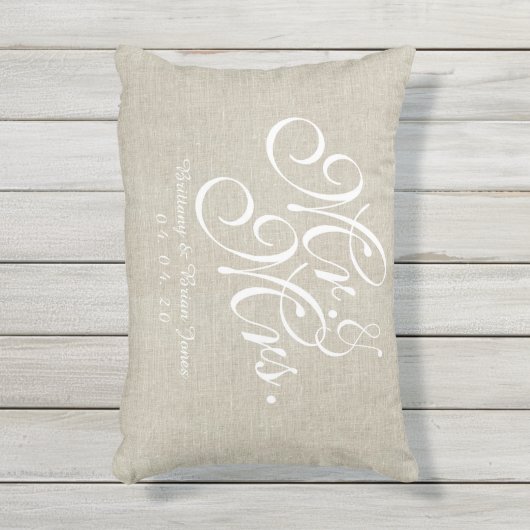 Beige White Linen Mr. und Mrs. Wedding Pillow Kissen Für Draußen (Vorderseite(Vertikal))