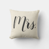 Beige White Mrs. | Mr&Mrs. Wedding Throw Kissen (Vorderseite)