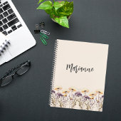 Beige Wildblumen, gelbes individuelle Name-Skript Notizblock