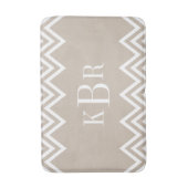 Beige Zickzack Monogramm Badematte (Vorderseite Vertikal)