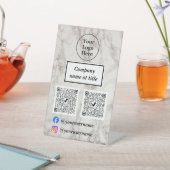 Beigefarbener Marmor Sockelschild (In SItu)