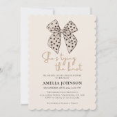 Beigenbogen Sie bindet das Brautparty des Knotens Einladung (Vorderseite)