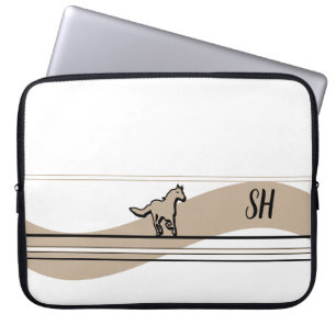 Beiges Design mit laufendem Pferd und Initialen Laptopschutzhülle