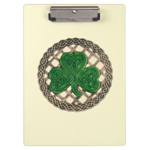 Beiges Kleeblatt auf keltischer Knochen Zwischenab Klemmbrett