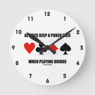Beim Brillenspielen immer ein Poker-Gesicht Behalt Runde Wanduhr