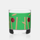 Beim Cricket auf Grün Bowled, Whiskyglas (Links)
