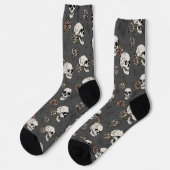 Beinahe schwarz-rosa Gothic-Skulls und -Rose Socken (Linkes Detail)