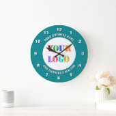 Beispiel für eine Uhr mit Firmenlogo und Text (Zuhause)