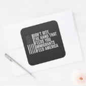 Beiß nicht die Hand, die dir Amerikaner Füttre Quadratischer Aufkleber (Umschlag)