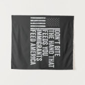 Beiß nicht die Hand, die dir Amerikaner Füttre Wandteppich (Vorderseite (Horizontal))