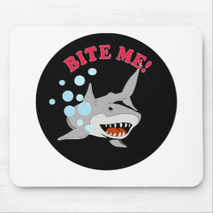 Beißen Sie mich Haifisch auf schwarzem Kreis Mousepad