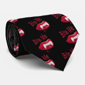 Beißen Sie mich - rote Krawatte (Gerollt)