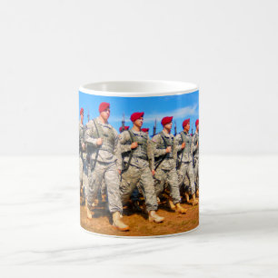 BEKÄMPFUNG DES PERSONALS IN DEN USA KAFFEETASSE
