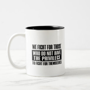 Bekämpfung von Ungerechtigkeit und sozialem Prote Zweifarbige Tasse