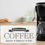 Beklemmender White Signature Coffee Shop Holzkisten Schild<br><div class="desc">Die Einführung in mein Bauernhaus schwarz-weiß Holzkastenschild,  eine charmante Replik eines Vintagen Kaffeehaus Zeichen,  die personalisiert sein kann,  um es einzigartig zu machen! Es ist auch ein durchdachtes und unvergessliches Geschenk für jeden Kaffeefans und bringt den Charme eines gemütlichen Coffee Shops direkt in Ihre Zuhause oder Bürofläche.</div>