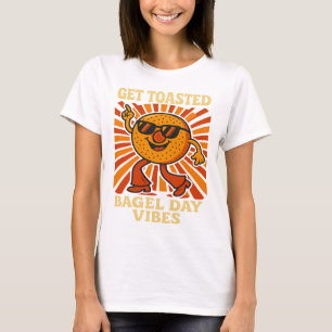 Bekommen Sie die getoasteten Bagel Day Retro Vibes T-Shirt