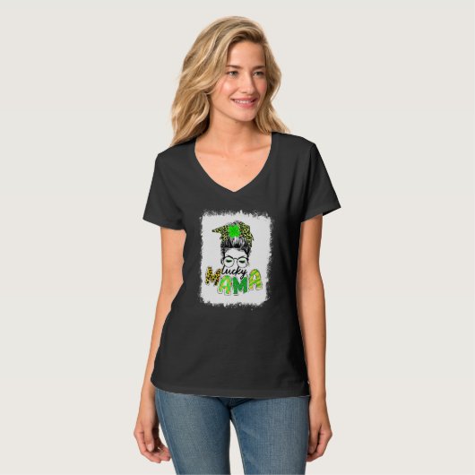 Belached Lucky Mama Messy Bun Kleeblatt St Patrick T-Shirt (Vorderseite Vollansicht)