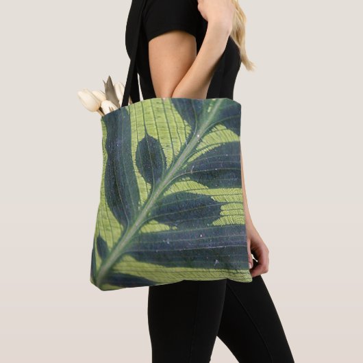 Belaubte grüne Tasche mit Blume auf Rückseite (Von Nahem)