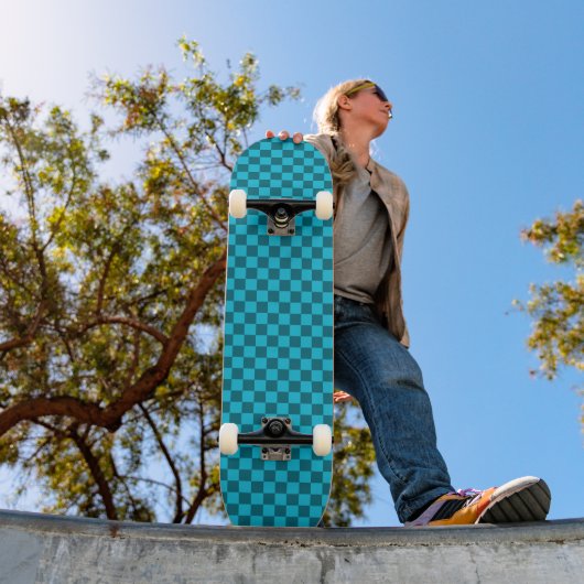 Belebendes Teal- und Türkis-Schachbrettmuster Skateboard (Außenbereich 1)