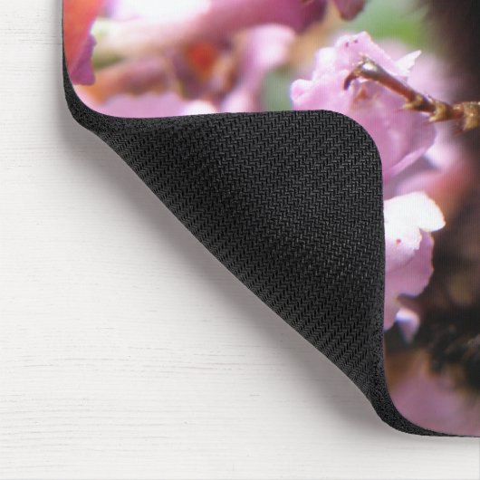 Belebte Hummeln- und rosa Blume Mousepad (Ecke)