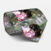Belebte Krawatte von Hummeln und rosa Blume (Gerollt)