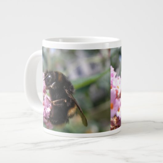 Belebte Tasse von Hummeln und rosa Blume (Vorderseite Links)