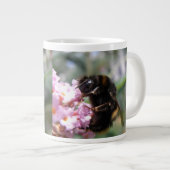 Belebte Tasse von Hummeln und rosa Blume (Vorderseite Rechts)