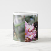 Belebte Tasse von Hummeln und rosa Blume (Vorderseite)