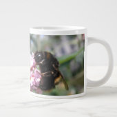 Belebte Tasse von Hummeln und rosa Blume (Rechts)