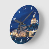 Beleuchtet in der Nacht Valletta Altstadt und Hafe Runde Wanduhr (Winkel)