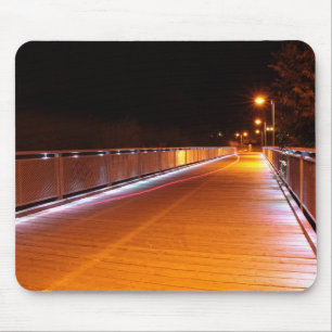 Beleuchtete Brücke bei Nacht - urbane Fotografie Mousepad