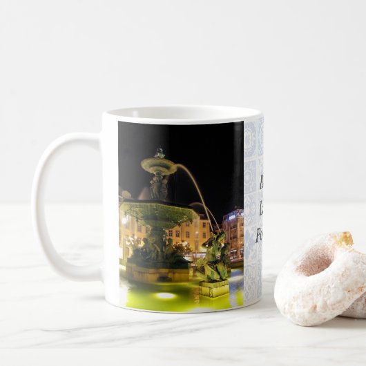 Beleuchteter Brunnen und Meerjungfrau. Rossio, Lis Kaffeetasse (Mit Donut)