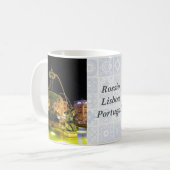 Beleuchteter Brunnen und Meerjungfrau. Rossio, Lis Kaffeetasse (Vorderseite Links)