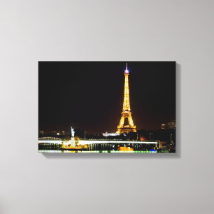 Beleuchteter Eiffelturm in Paris nachts Leinwanddruck