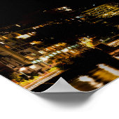 Beleuchteter Eiffelturm in Paris nachts Poster (Ecke)