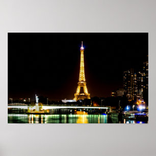 Beleuchteter Eiffelturm in Paris nachts Poster