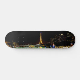 Beleuchteter Eiffelturm in Paris nachts Skateboard