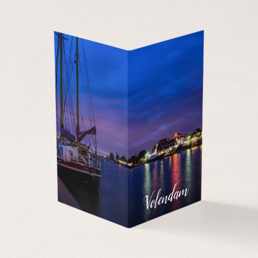 Beleuchteter Volendam-Hafen nachts (Vorderseite)