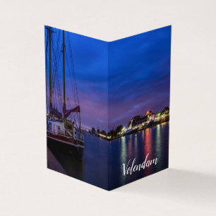 Beleuchteter Volendam-Hafen nachts