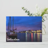 Beleuchteter Volendam-Hafen nachts (Stehend Vorderseite)