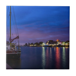 Beleuchteter Volendam-Hafen nachts Fliese