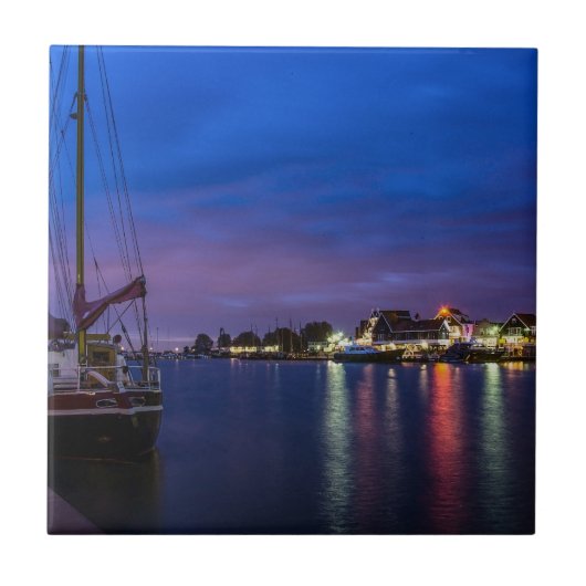 Beleuchteter Volendam-Hafen nachts Fliese (Vorderseite)
