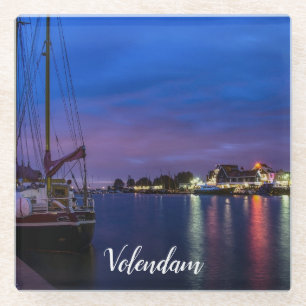 Beleuchteter Volendam-Hafen nachts Glasuntersetzer