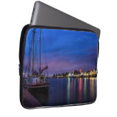 Beleuchteter Volendam-Hafen nachts Laptopschutzhülle (Vorne Rechts)