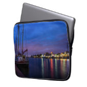 Beleuchteter Volendam-Hafen nachts Laptopschutzhülle (Vorderseite Links)