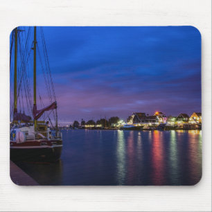 Beleuchteter Volendam-Hafen nachts Mousepad