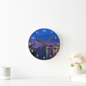 Beleuchteter Volendam-Hafen nachts Runde Wanduhr (Zuhause)
