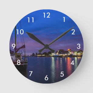 Beleuchteter Volendam-Hafen nachts Runde Wanduhr